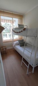 een slaapkamer met een stapelbed en een raam bij Marina's Calm in Salou