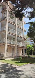 een groot wit gebouw met witte balkons erop bij Marina's Calm in Salou +41 foto's