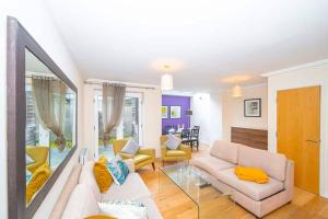 Posezení v ubytování FLASH SALE Brighton Train Station 4 Bedrooms Flat BN119KIN