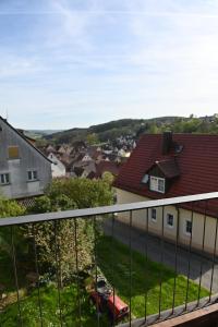 una vista dal balcone di una casa di Kubus 28A a Gräfenberg