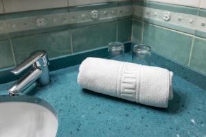 un rollo de papel higiénico en la encimera del baño en Oriente Suites, en Madrid