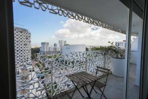 d'un balcon avec un banc et une vue sur la ville. dans l'établissement Tour Végétale CFC Cozy Anfa D, à Casablanca