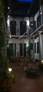 - un patio la nuit avec des bancs et un panier de basket dans l'établissement ADANAR-Las Columnas, à Grenade