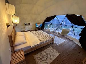 duże łóżko w namiocie na łodzi w obiekcie Luvinn Kayaköy w mieście Kayakoy