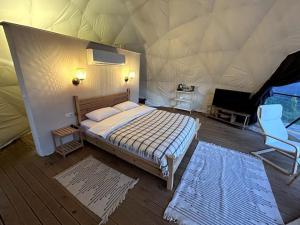ein Schlafzimmer mit einem Bett in einem Zelt in der Unterkunft Luvinn Kayaköy in Kayakoy