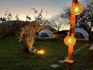 un par de luces en un poste en un patio en Luvinn Kayaköy, en Kayakoy
