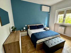 1 dormitorio con cama y pared azul en The Bright Place: wide and modern condo apartment in Milan en Milán