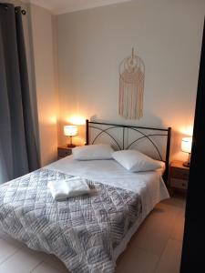 um quarto com uma cama com duas toalhas em Agapi’s apartment em Tessalônica