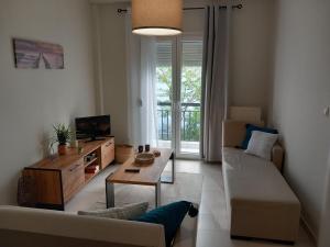 uma sala de estar com um sofá e uma mesa em Agapi’s apartment em Tessalônica