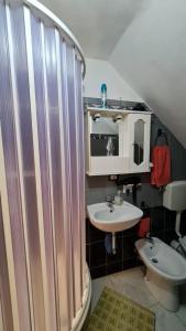 un piccolo bagno con lavandino e servizi igienici di Al corso 2 a Naro