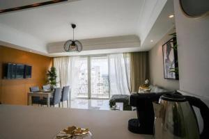 a living room with a kitchen and a dining room at Tour Végétale Luxury Anfa CFC Dalia in Casablanca
