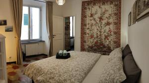 um quarto com uma cama com duas caixas em Il Mezzero all' Acquario em Gênova