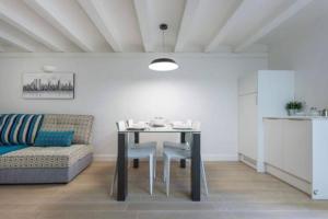 sala de estar con mesa y sofá en Beautiful and best location apt en Barcelona