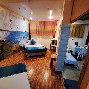 Habitación de hotel con 2 camas y un tobogán en Cozy Hosting Galapagos, en Puerto Ayora