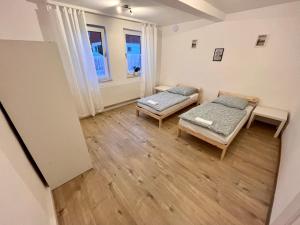a living room with two beds and a table at Monteurunterkunft Simmershausen bei Kassel Einzelbetten, Parken, Waschen, Wifi in Fuldatal