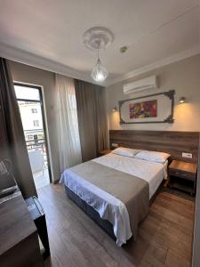 Postel nebo postele na pokoji v ubytování Kutberk Hotel Kemer