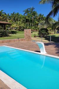 una piscina con scivolo in un resort di Casa de campo Morada da Onça c WiFi - Capitólio - MG a Capitólio