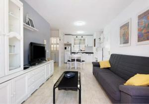 sala de estar con sofá y mesa en Apartamento El Carmen 3 Lara, en Santa Cruz de Tenerife