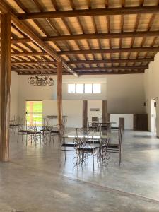 un grupo de mesas y sillas en una habitación grande en Cond. Sonhos da Serra en Bananeiras