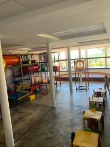a room with a classroom with tables and chairs at Cond. Sonhos da Serra in Bananeiras