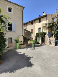 Fotografia z galérie ubytovania Maison de village au cœur du Luberon v destinácii Saint-Martin-de-la-Brasque