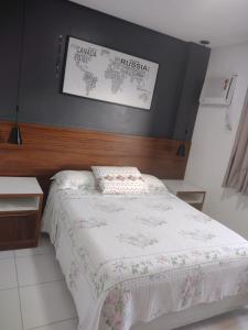1 dormitorio con 1 cama con un cartel en la pared en Apartmento Condominio Paradise Lake Dom Pedro, en Manaus