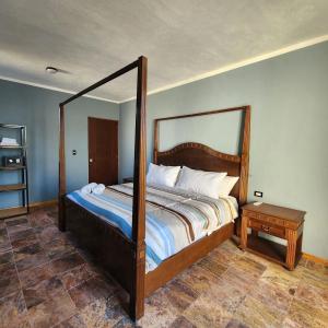 een slaapkamer met een groot bed en een grote spiegel bij Amplia Habitación Privada Centro in Mérida