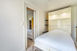 Tempat tidur dalam kamar di Welcome to Illiers-Combray