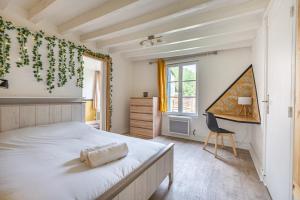 Llit o llits en una habitació de Welcome to Illiers-Combray