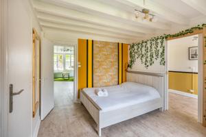 Tempat tidur dalam kamar di Welcome to Illiers-Combray