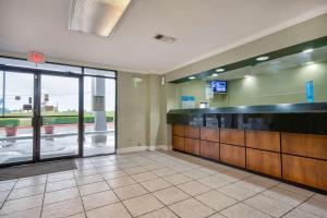 TV a/nebo společenská místnost v ubytování Motel 6 Texarkana, TX