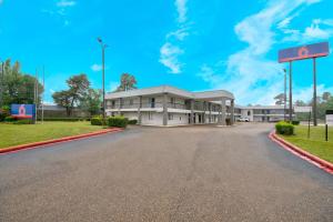 un aparcamiento vacío frente a un edificio en Motel 6 Texarkana, TX en Texarkana - Texas