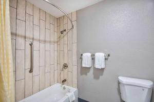 Koupelna v ubytování Motel 6 Texarkana, TX