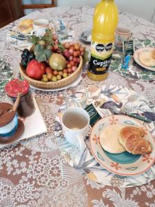 einen Tisch mit Tellern und einer Tasse Kaffee in der Unterkunft Mendoza Vintage in Godoy Cruz