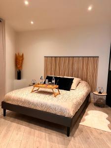 Llit o llits en una habitació de Modern SPA - Cosy & Chic - JACCUZI