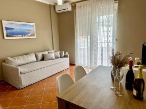 - un salon avec un canapé et une table dans l'établissement FAMILY SUITE RESIDENCE, à Vlorë