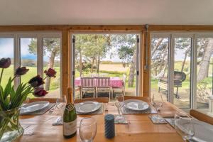 drewniany stół z kieliszkami i butelką wina w obiekcie Lodge Farm w mieście Freston
