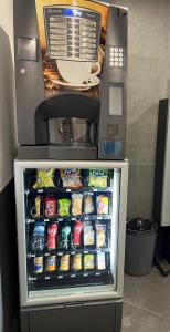 eine Geldautomat mit Speisen und Getränken in der Unterkunft Quinta de Santa Ana, em Vizela in Infias