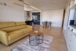 - un salon avec un canapé et une table dans l'établissement Deluxe 2 bedroom apartment with BBQ, à Lagos