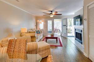 sala de estar con 2 sofás y ventilador de techo en Coastal Vacation Rental - 2 Mi to Huntington Beach, en Myrtle Beach