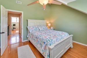 sypialnia z łóżkiem i wentylatorem sufitowym w obiekcie Coastal Vacation Rental - 2 Mi to Huntington Beach w mieście Myrtle Beach