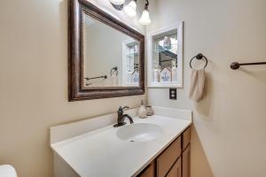 Ένα μπάνιο στο Coastal Vacation Rental - 2 Mi to Huntington Beach +20 φωτογραφίες