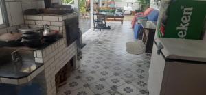 una cucina con piano cottura e pavimento piastrellato di Pousada Mar Aberto Pinheira a Pinheira