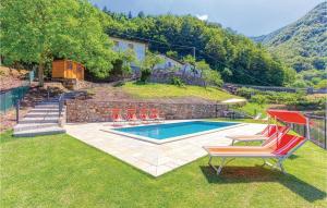 un patio trasero con piscina y sillas y una casa en Il Daino, en Sassalbo
