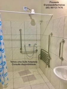 W łazience znajduje się prysznic i umywalka. w obiekcie Pousada Areias de Flecheiras w mieście Flecheiras