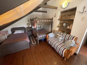 a living room with a couch and a bunk bed at Cabaña La Rinconada Cayara in Potosí