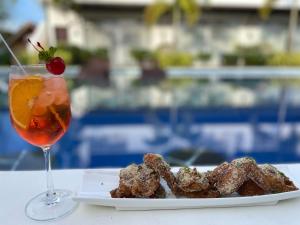 un plato de comida y una bebida en una mesa en Bella Napoli Resort & Resto, en Panglao
