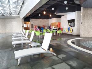 - un groupe de chaises blanches dans une chambre avec une table dans l'établissement GentingTop ColdSexySuite6Pax at GrdIonDelmn, à Genting Highlands