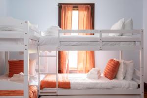 מיטה או מיטות קומותיים בחדר ב-Spacious Family Friendly Retreat 3 BD Loft