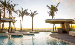 Jewel Beachfront Residences内部或周边的泳池